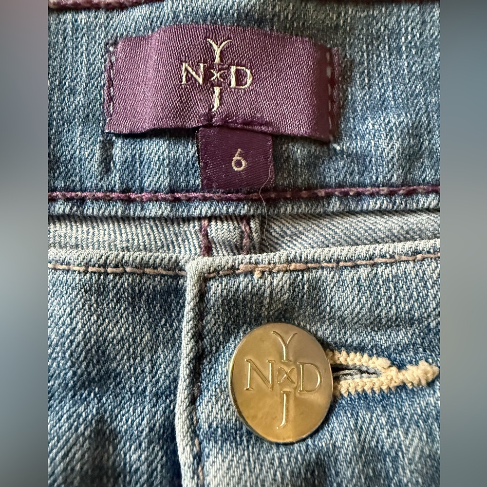NYDJ Dayla Light Blue Wide Cuff Capri W/ Lift Tuck Technology. Flattering fit!! - Picture 2 of 3